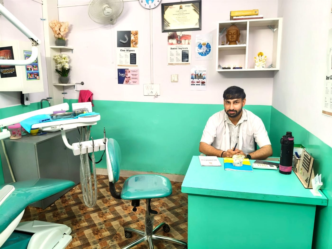 Dr. Vikas Vashisth at the consultation desk